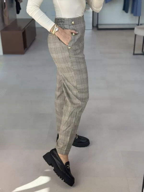 Calça Xadrez com Botões Dourados - Image 6