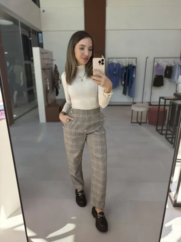Calça Xadrez com Botões Dourados