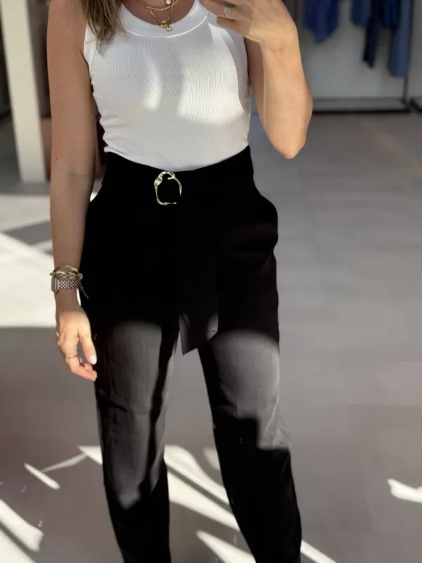 Calça de Alfaiataria com Fivela Dourada - Preta - Image 2