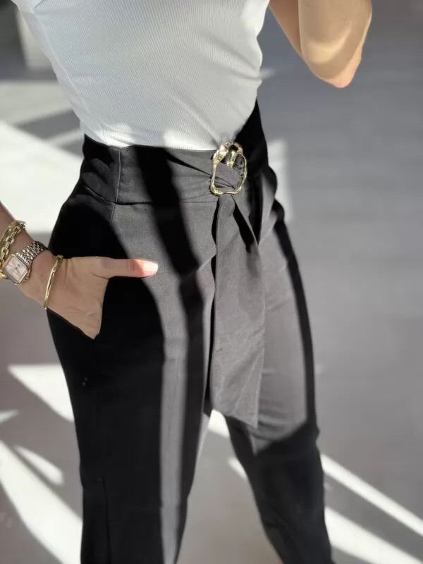 Calça de Alfaiataria com Fivela Dourada - Preta - Image 4