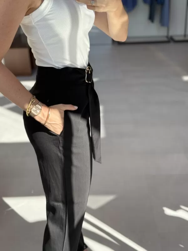 Calça de Alfaiataria com Fivela Dourada - Preta - Image 5