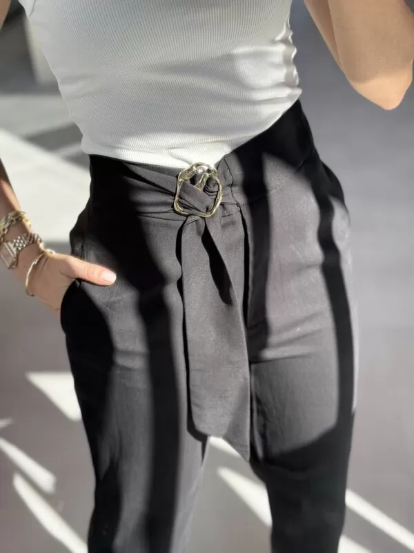 Calça de Alfaiataria com Fivela Dourada - Preta - Image 6