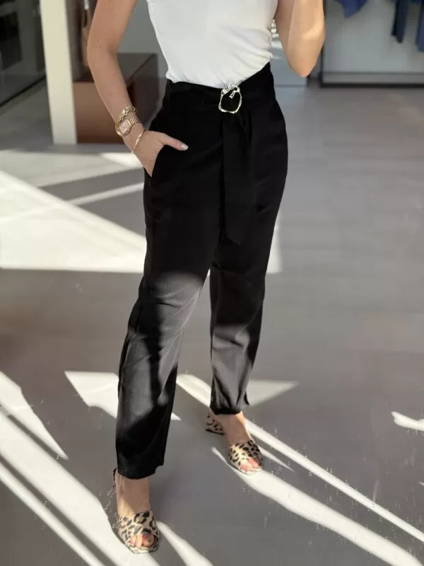 Calça de Alfaiataria com Fivela Dourada - Preta - Image 8
